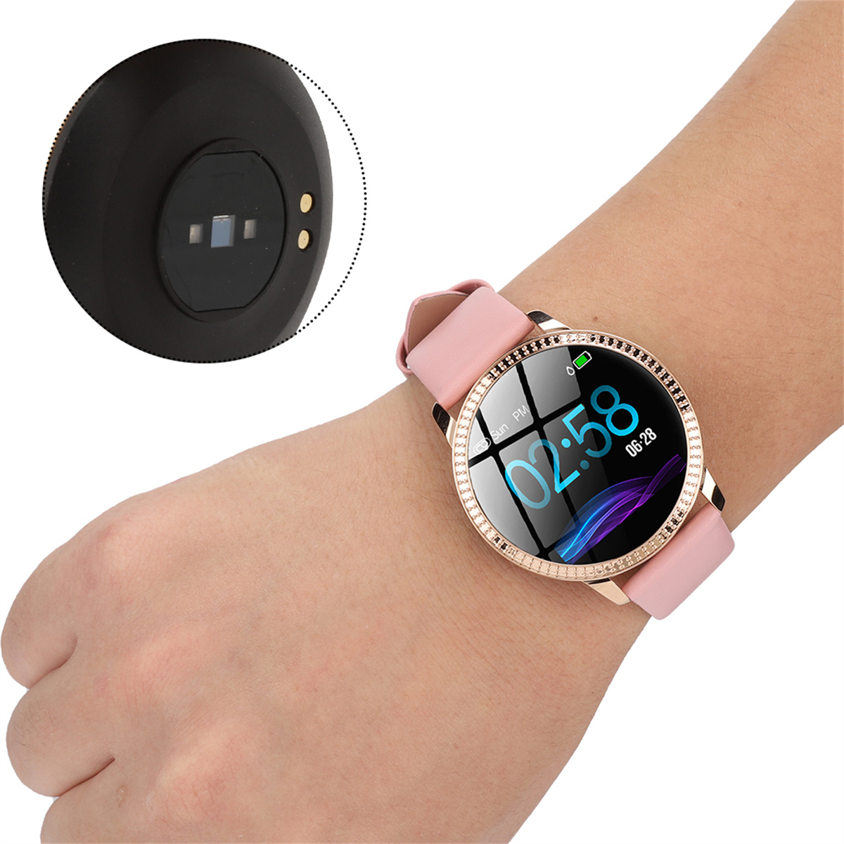 Eine Person, die eine rosa Uhr mit einer goldenen Lünette trägt. Die Uhr zeigt die Zeit an und hat ein rosa Lederarmband.