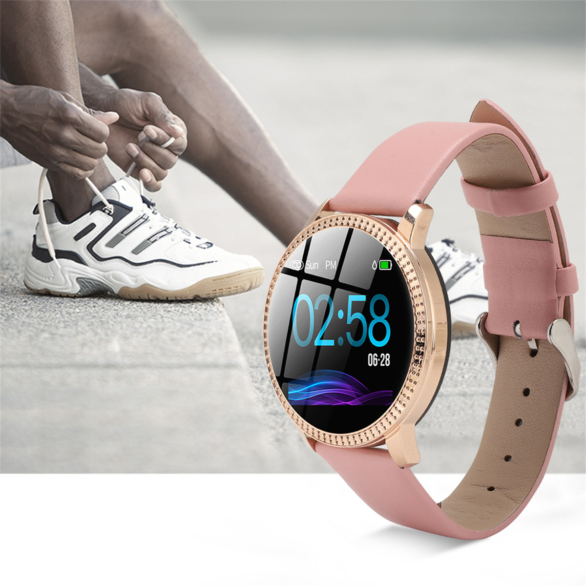 Pinke Uhr am Handgelenk, Person bindet Schuh, verschwommener Hintergrund.
