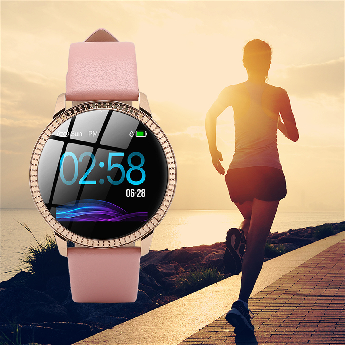 Frau mit rosa Uhr, läuft bei Sonnenuntergang in der Nähe des Meeres.