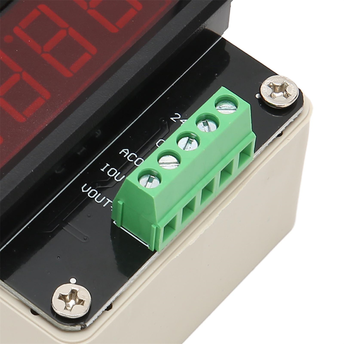 Nahaufnahme einer elektronischen Komponente mit grünem Klemmenblock und Schrauben.