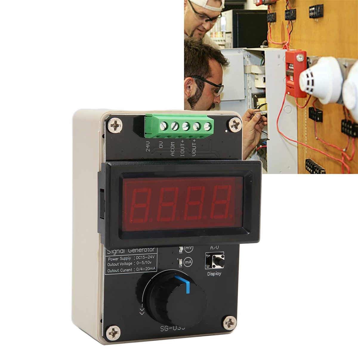 Ein Signalgenerator mit Display und Knöpfen, mit zwei Personen im Hintergrund.