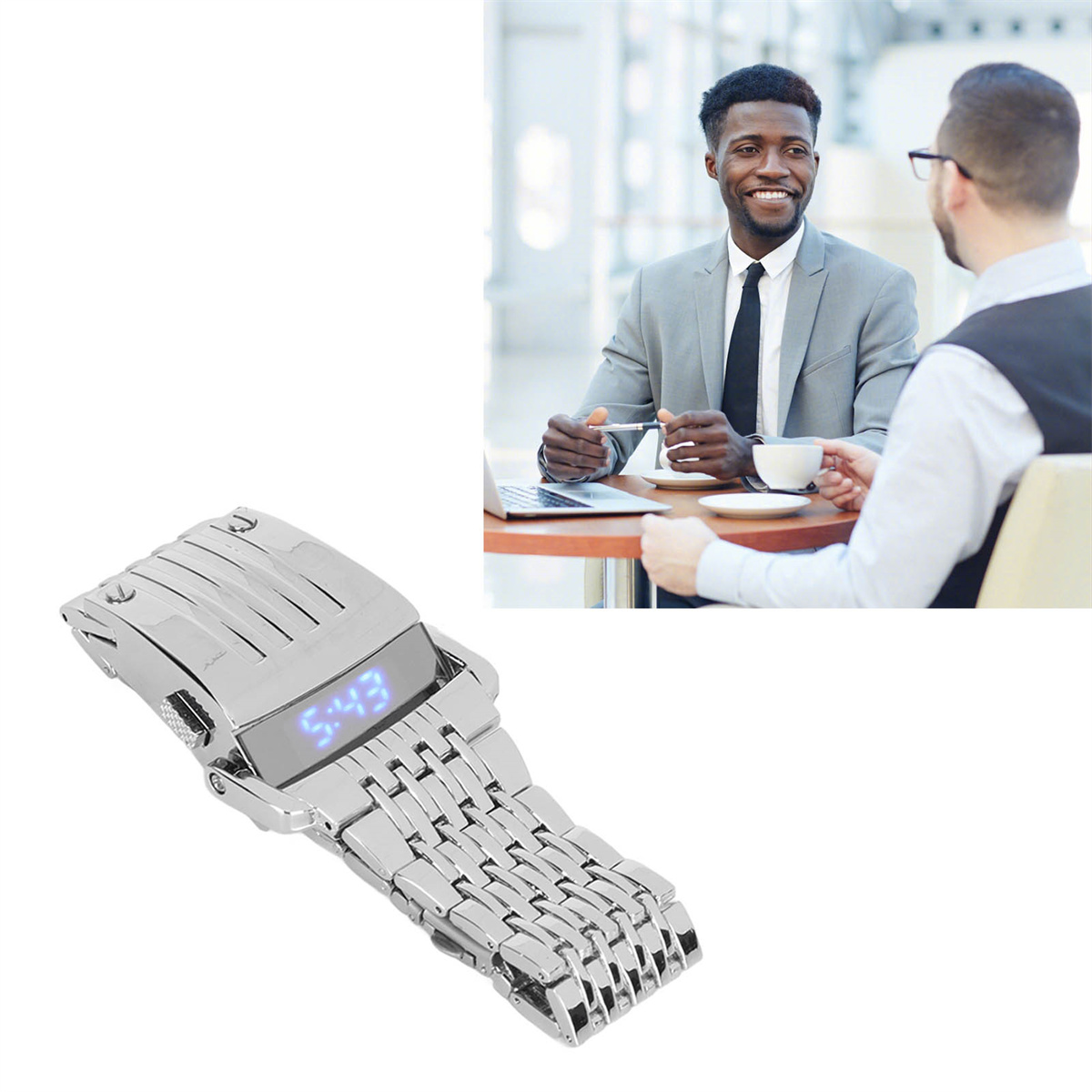 Silberne Uhr auf einem Tisch. Im Hintergrund sitzen zwei Männer und unterhalten sich.