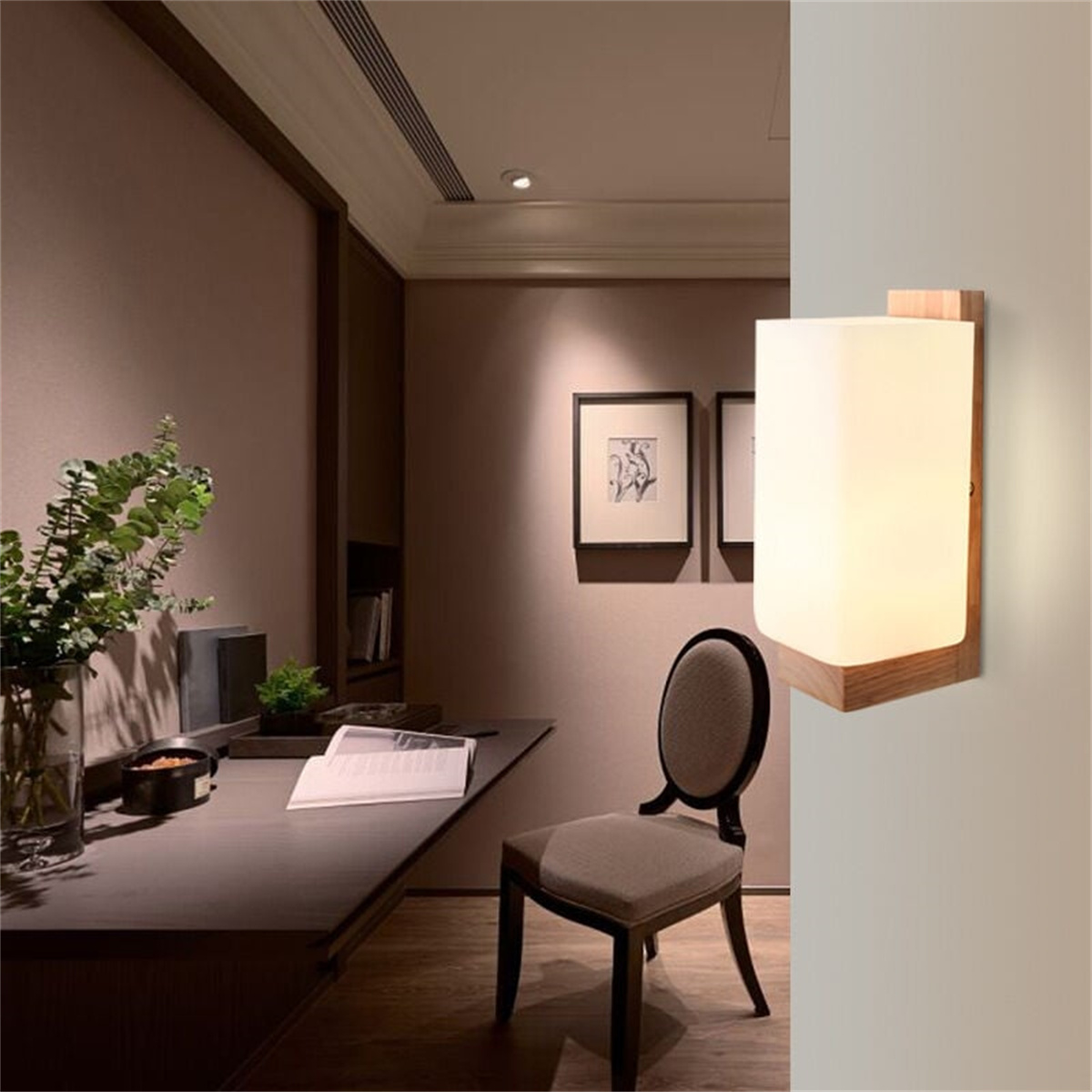 Wandleuchte mit Holzsockel und weißem, rechteckigem Licht. Im Hintergrund ein Schreibtisch und ein Stuhl.
