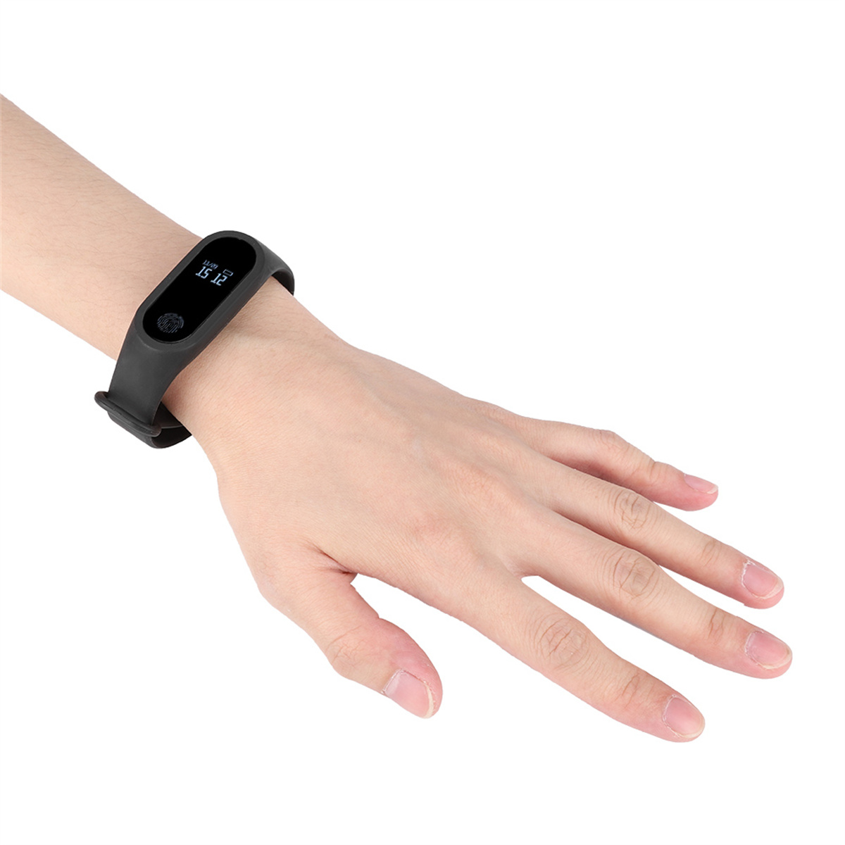Ein schwarzer Fitness-Tracker am Handgelenk einer Person, der die Zeit anzeigt.