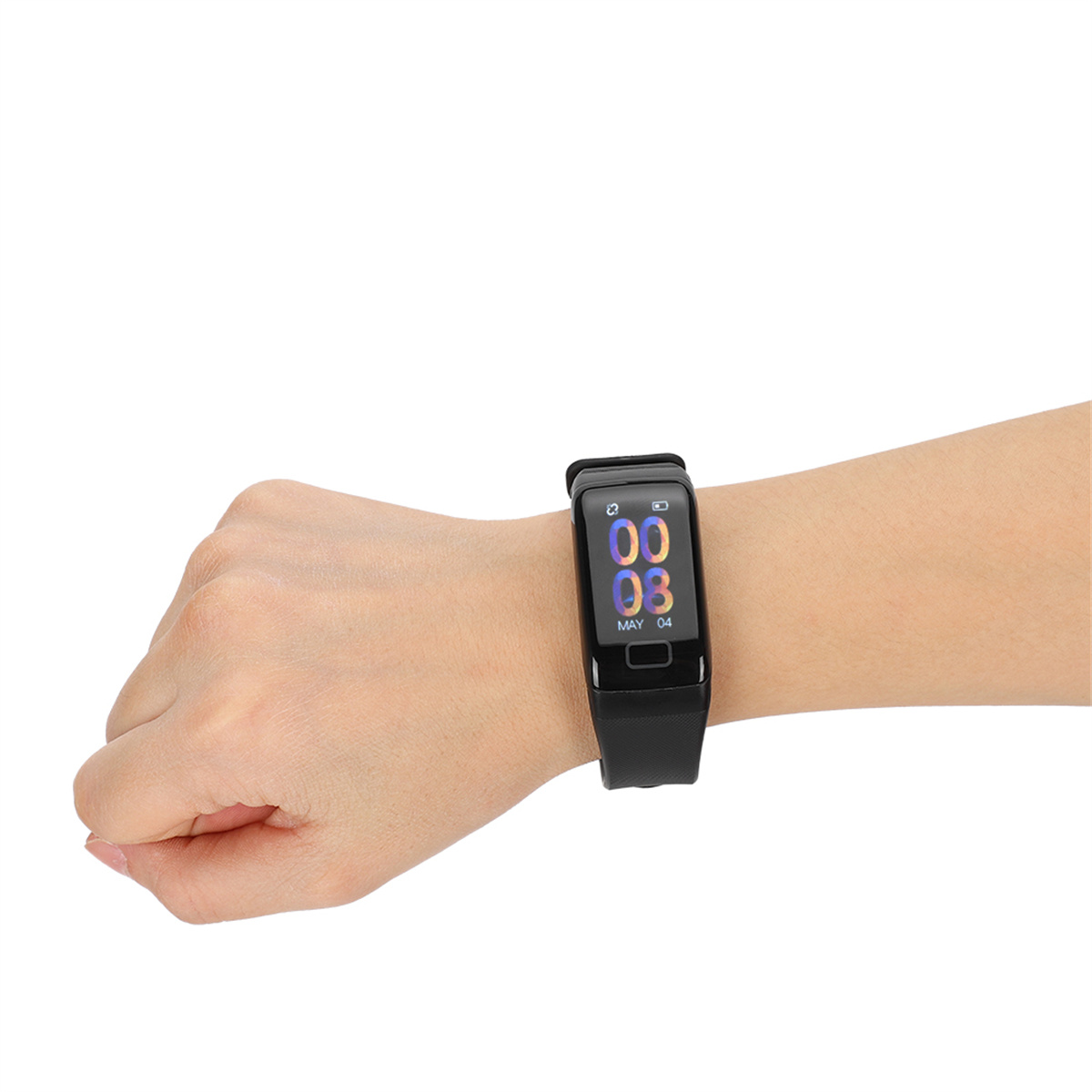 Schwarzer Fitnesstracker am Handgelenk, zeigt Zeit und Datum. Weißer Hintergrund.