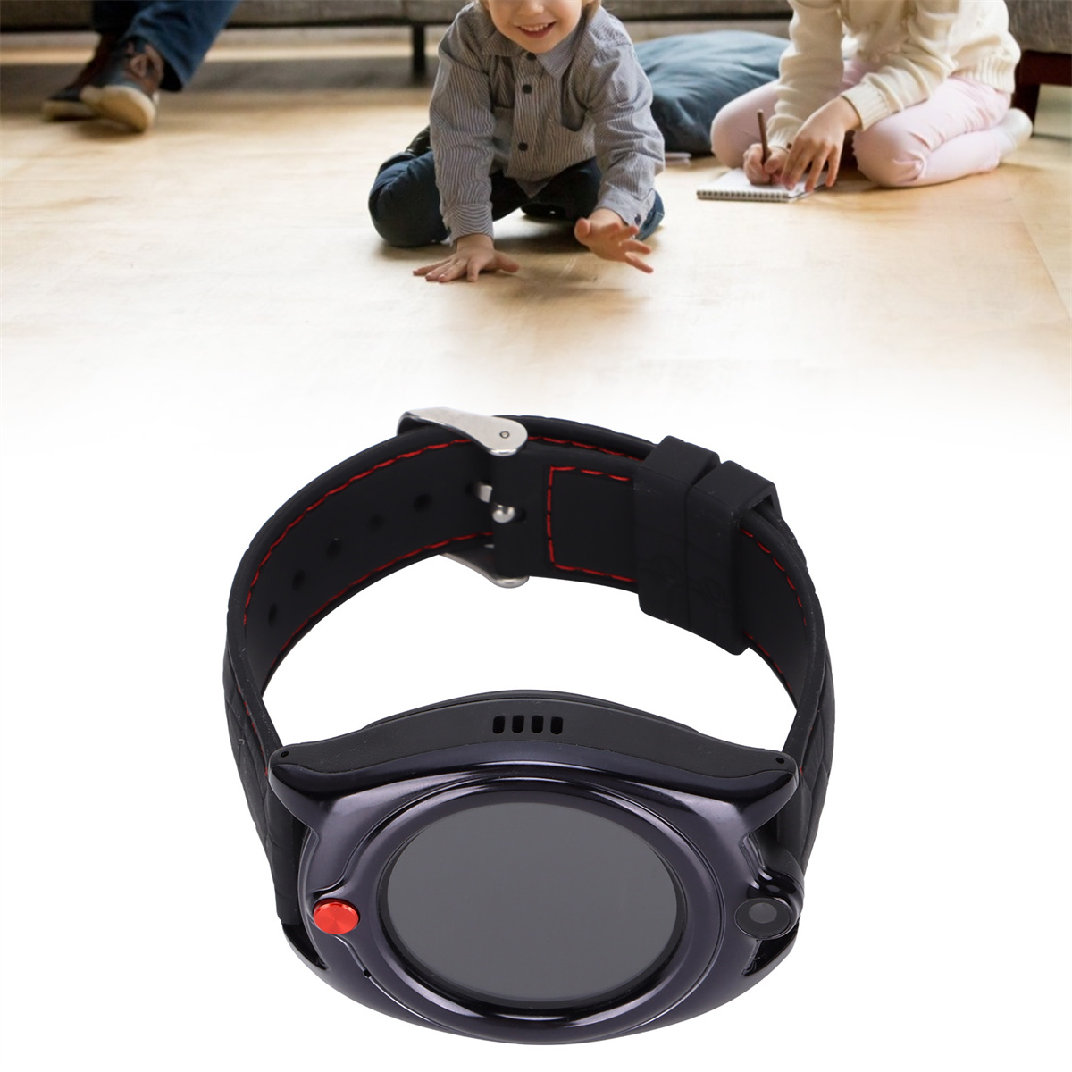 Eine schwarze Smartwatch, Kinder spielen im Hintergrund auf Holzboden.