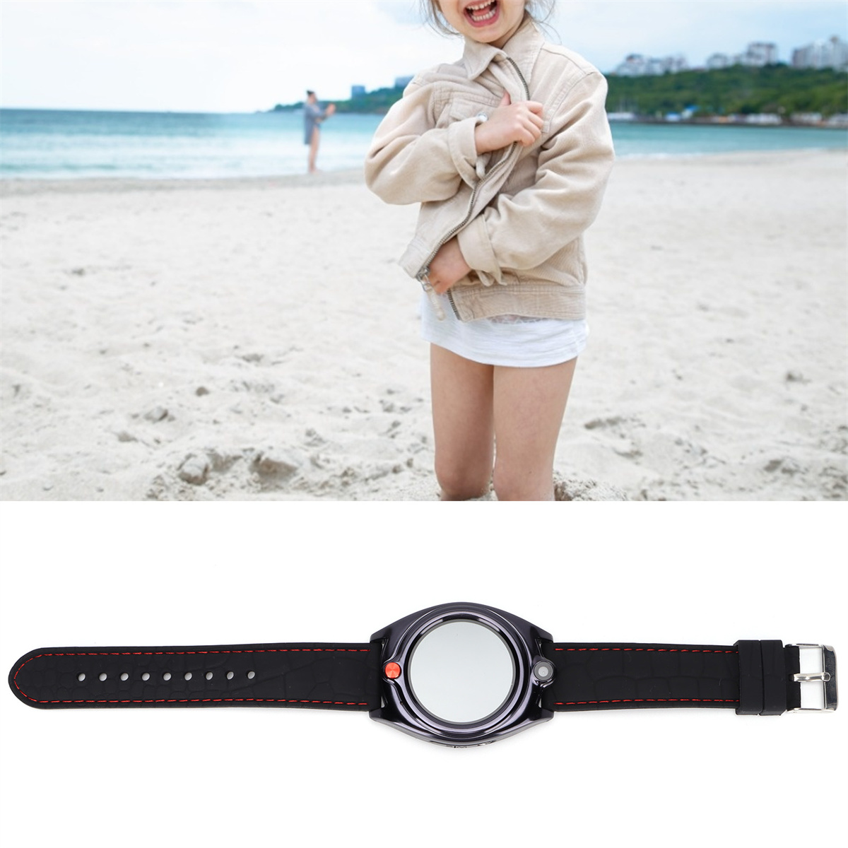Mädchen lächelt am Strand, im Hintergrund ein Mann, der Drachen steigen lässt. Eine schwarze Smartwatch.