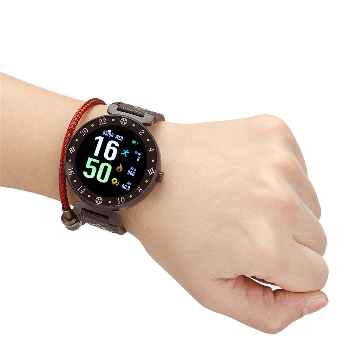 Handgelenk mit brauner Smartwatch, die Zeit und Gesundheitsdaten anzeigt.