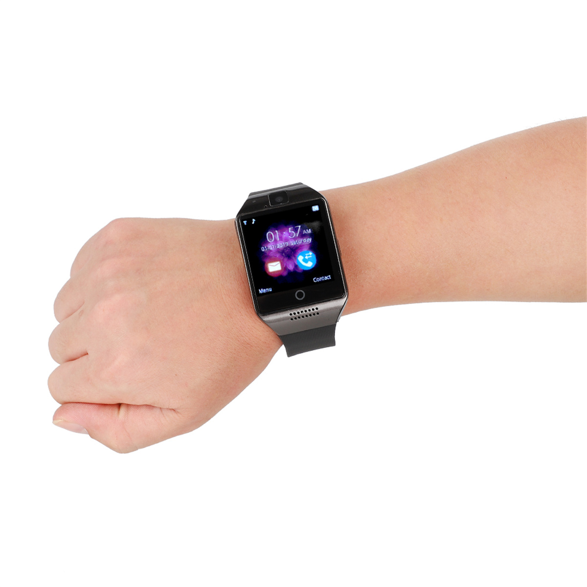 Eine Person trägt eine schwarze Smartwatch. Die Uhr zeigt die Zeit und andere Optionen auf dem Bildschirm.