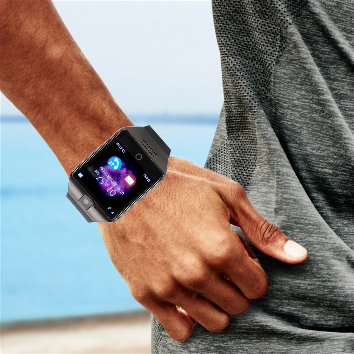 Person trägt Smartwatch, Display zeigt Zeit und App-Symbole, vor blauem Hintergrund.