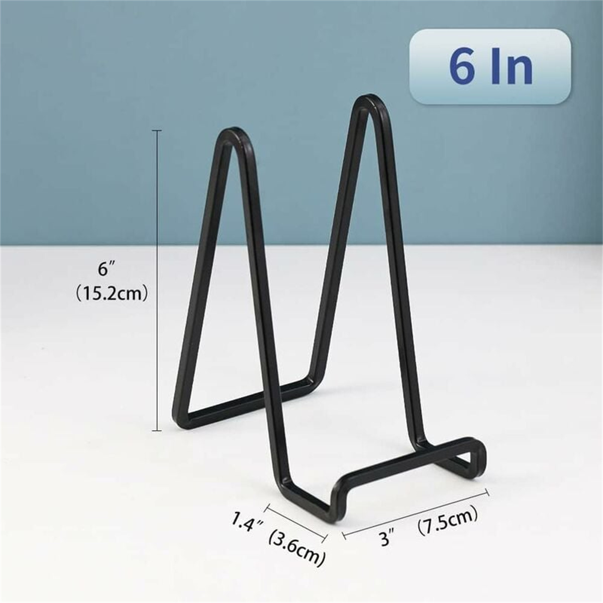 Schwarzer Metallplattenhalter mit Abmessungen. 6 Zoll hoch, 1,4 Zoll breit. Der Hintergrund ist schlicht grau.