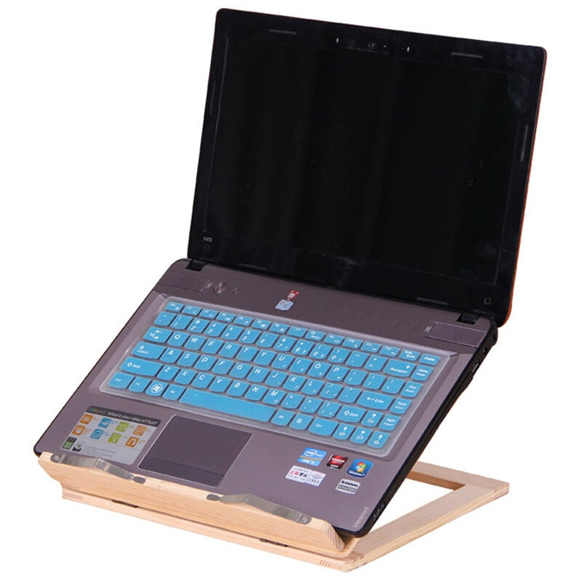 Laptop auf einem Holzständer mit blauem Tastaturcover. Der Bildschirm ist geöffnet.