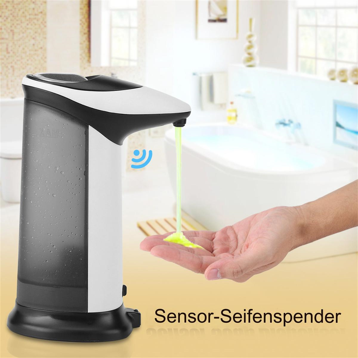 Ein schwarz-weißer Sensor-Seifenspender. Grüne Seife wird in eine Hand abgegeben.