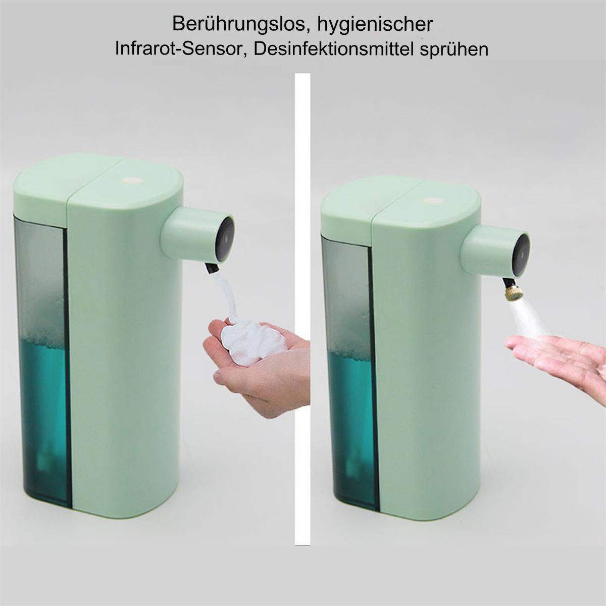 Grüner und weißer Seifenspender, der Schaum auf eine Hand abgibt.