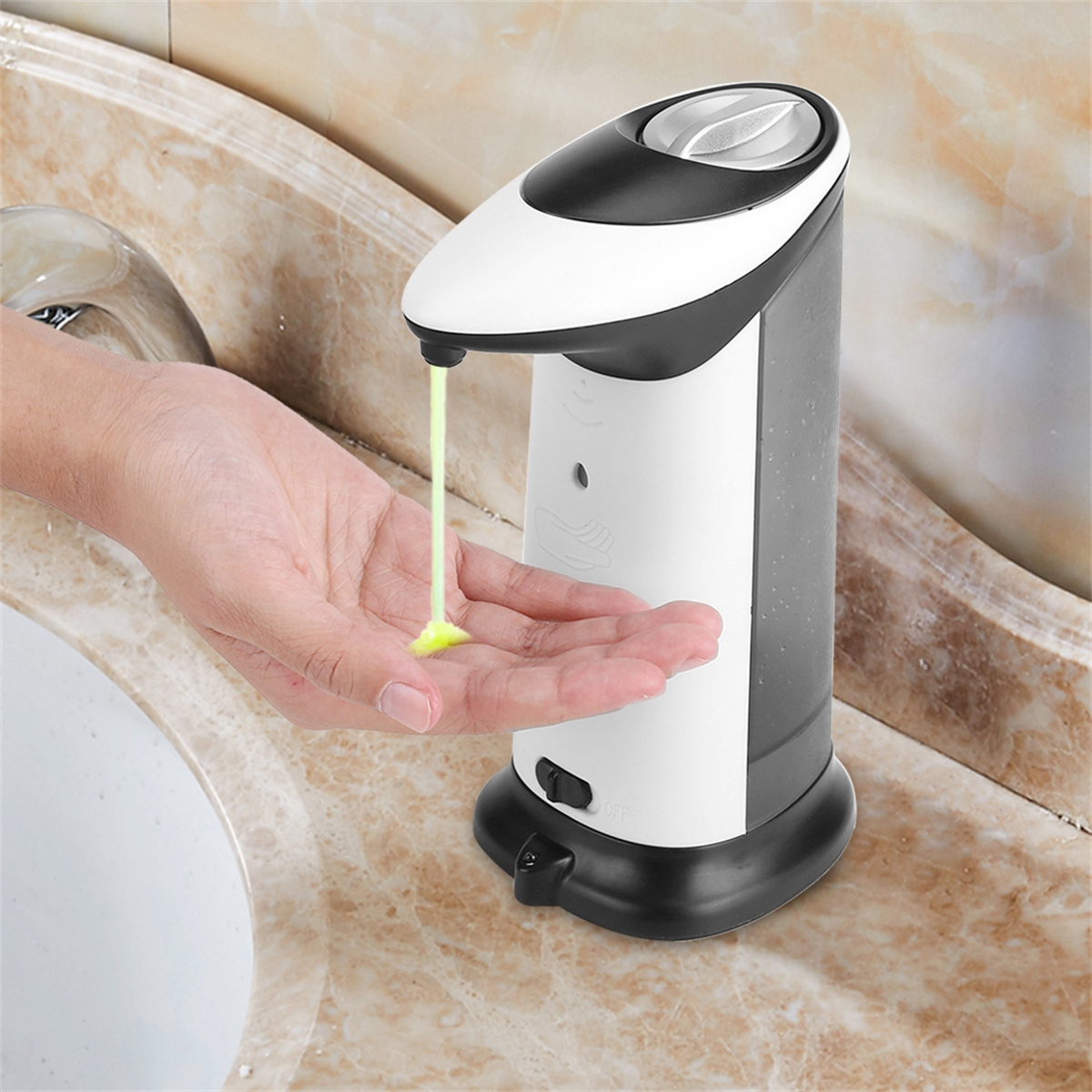 Automatischer Seifenspender, der Seife abgibt. Eine Hand befindet sich unter dem Spender.