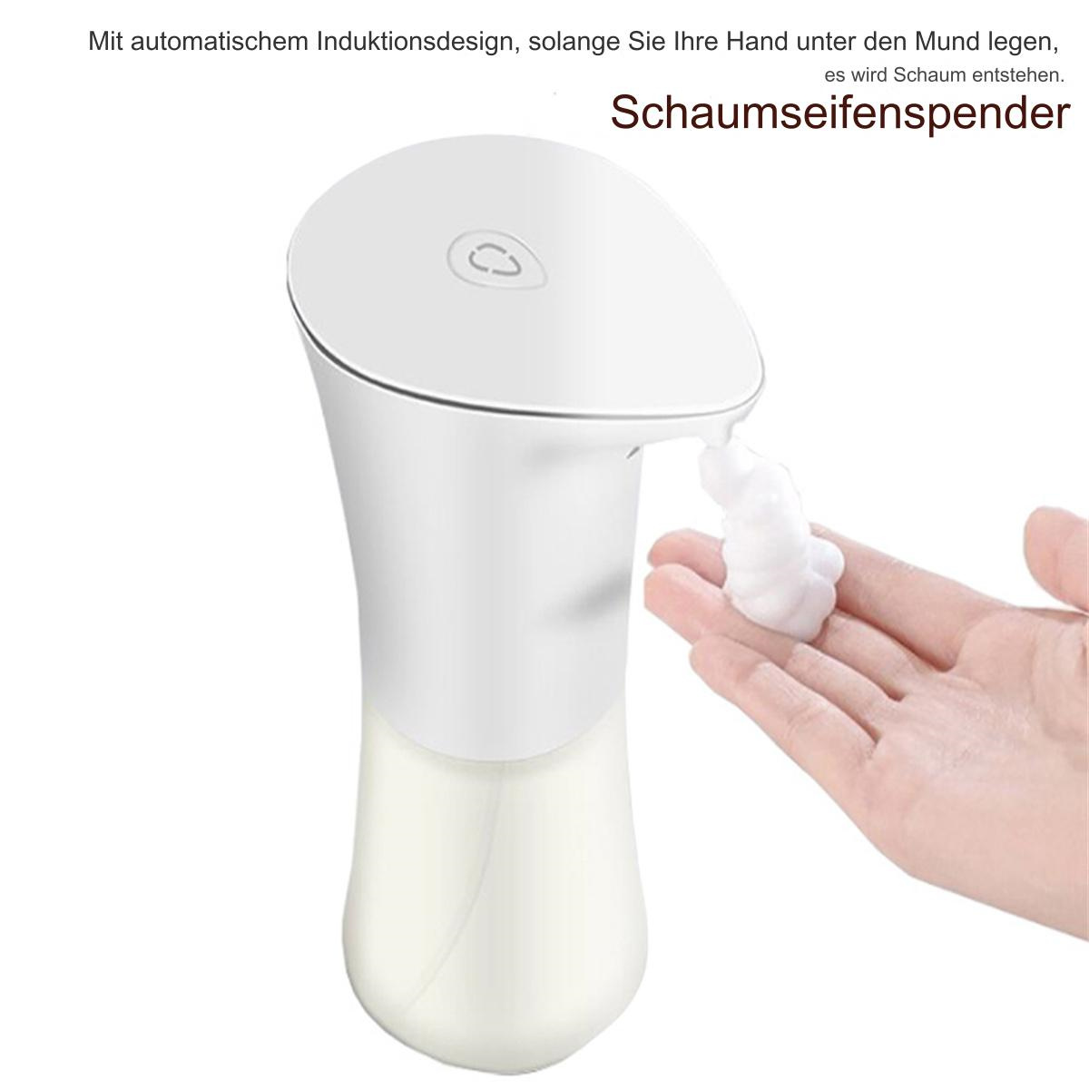 Ein weißer automatischer Schaumseifenspender, der Schaum in eine Hand abgibt.