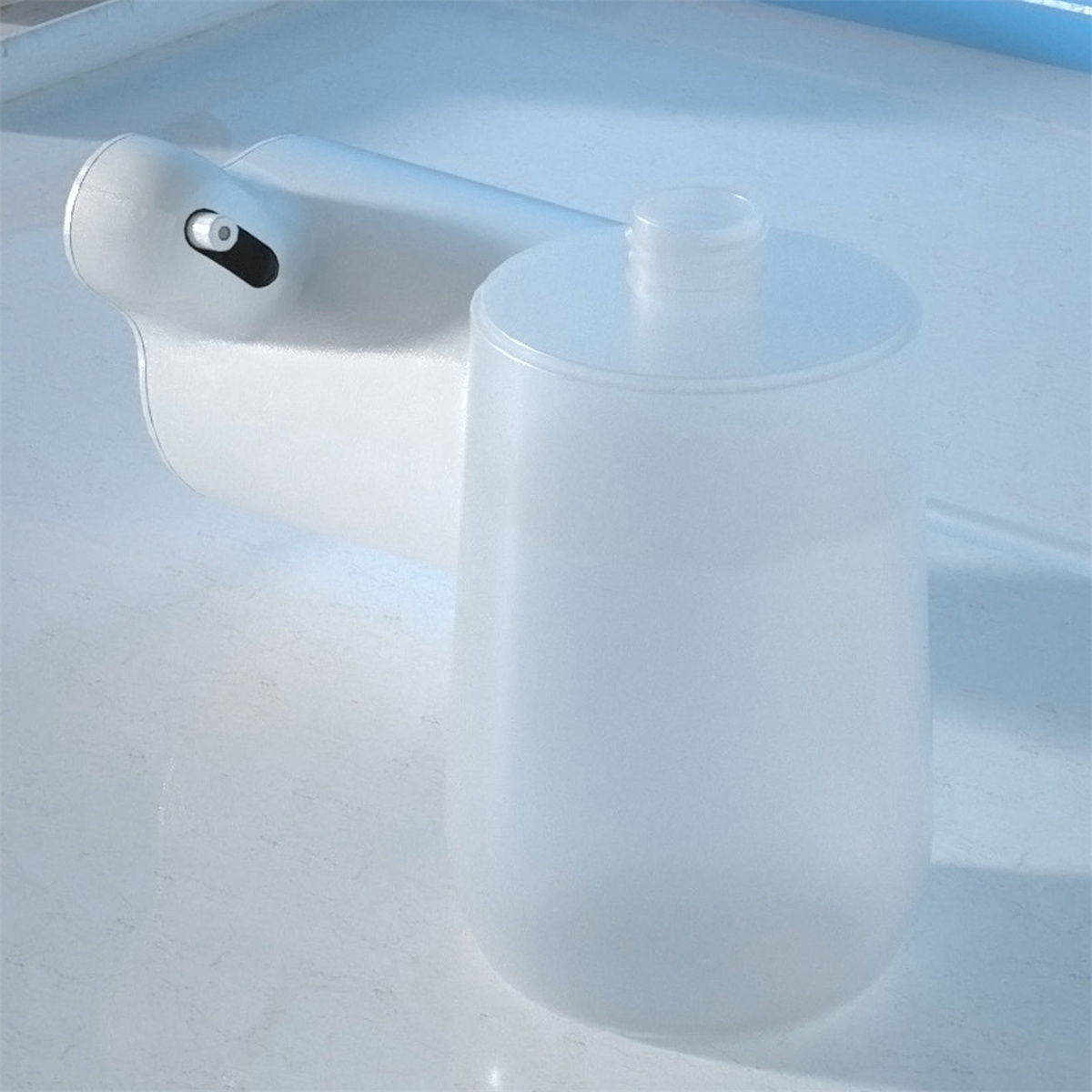 Weißer automatischer Seifenspender mit Flasche. Ein Ausguss gibt die Seife ab.