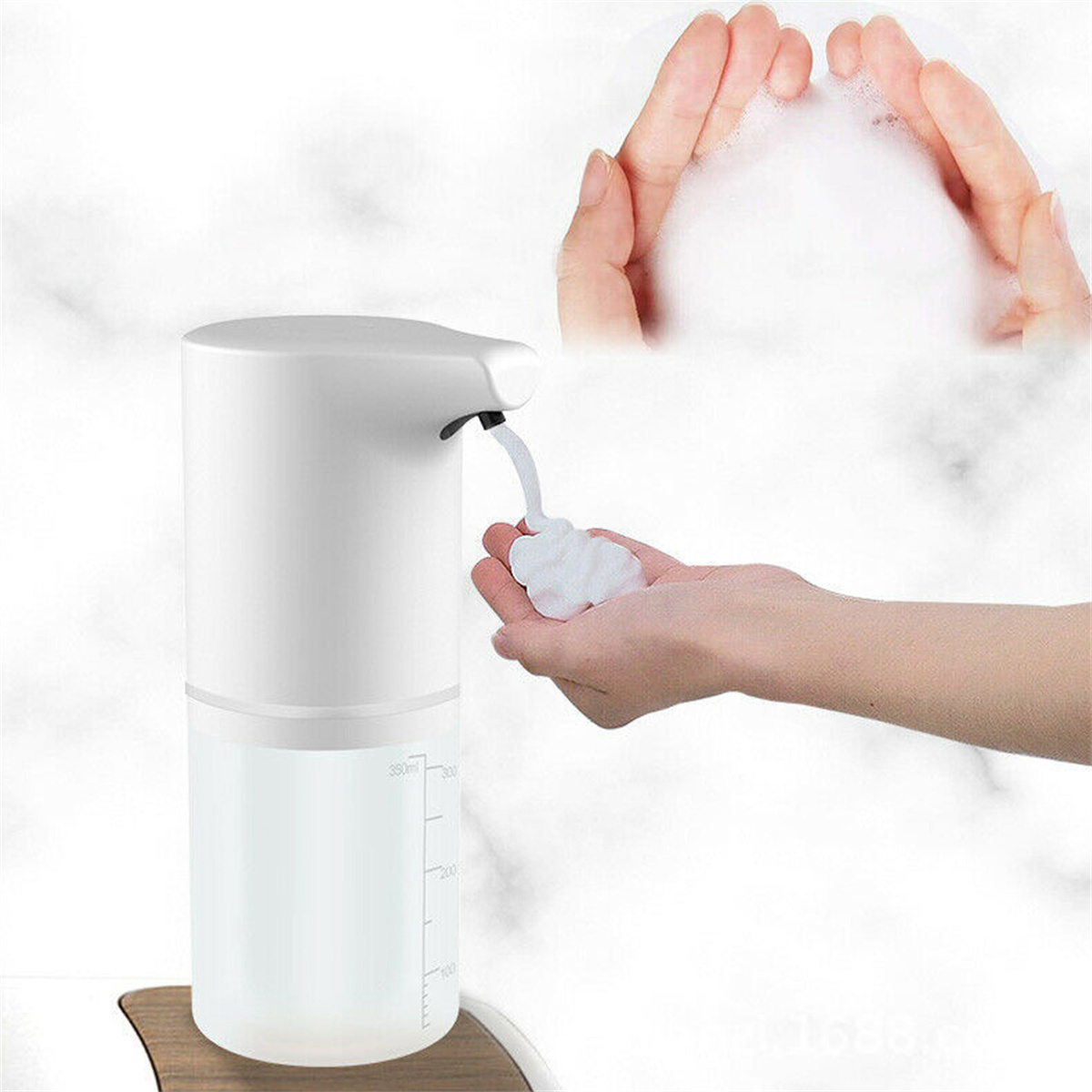 Ein weißer automatischer Seifenspender gibt Schaumseife in eine Hand ab.