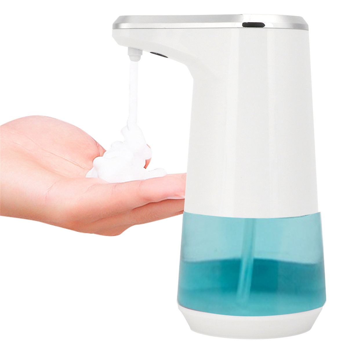 Ein weiß-blauer automatischer Seifenspender gibt schäumende Seife in eine Hand ab.