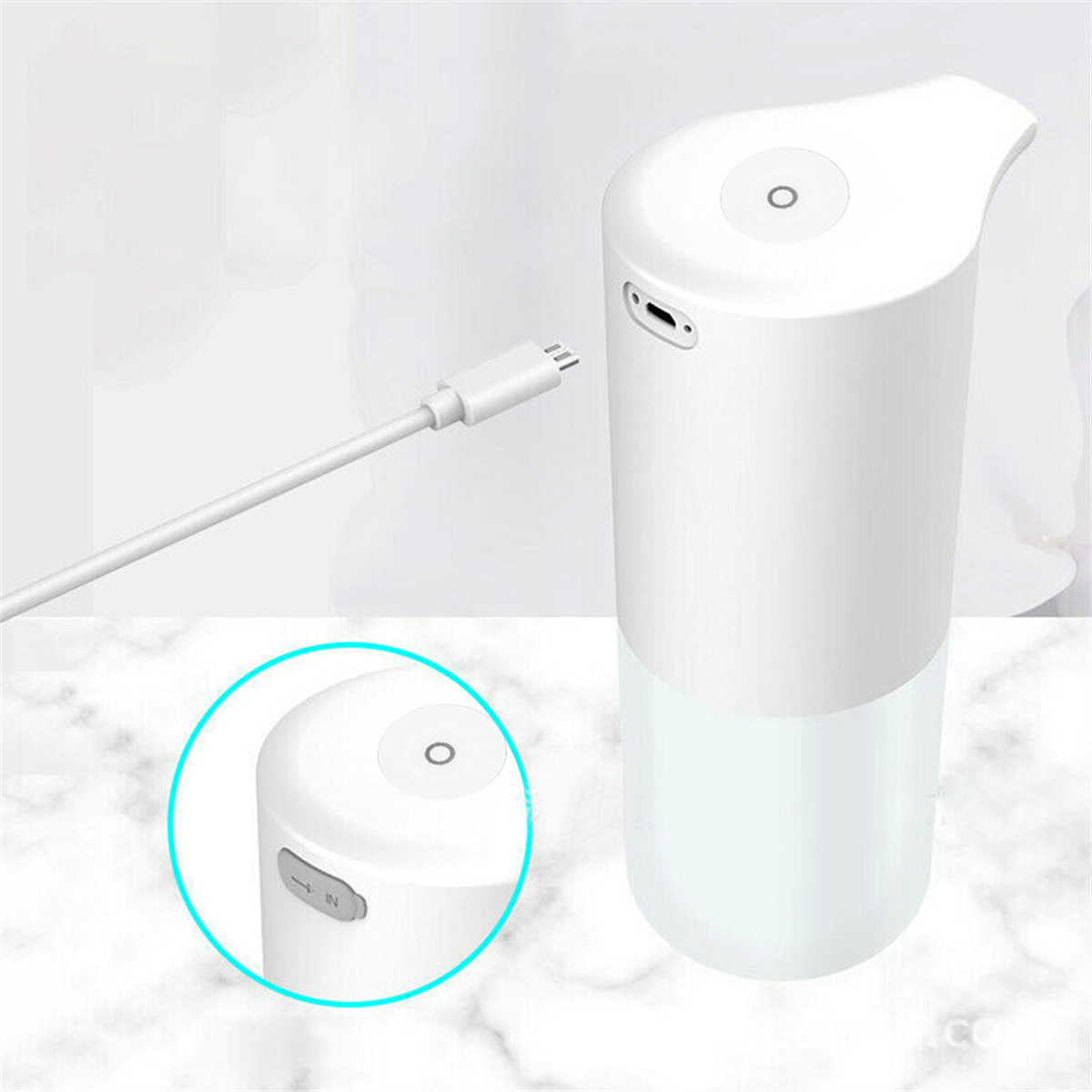 Weißer automatischer Seifenspender mit USB-Ladeanschluss und Ladekabel. Eine Nahaufnahme zeigt die Einschalttaste.