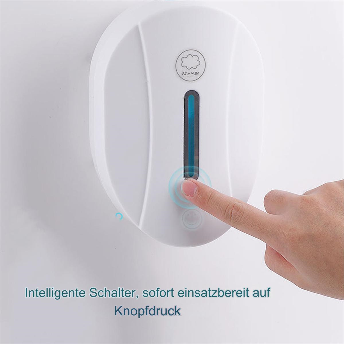 Ein weißer Seifenspender mit einem Finger, der auf den Knopf drückt. Das Wort 'SCHAUM' ist sichtbar.