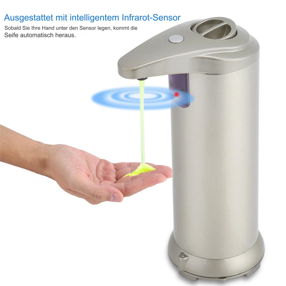 Ein silberner Seifenspender, der gelbe Seife ausgibt, mit einer Hand darunter.