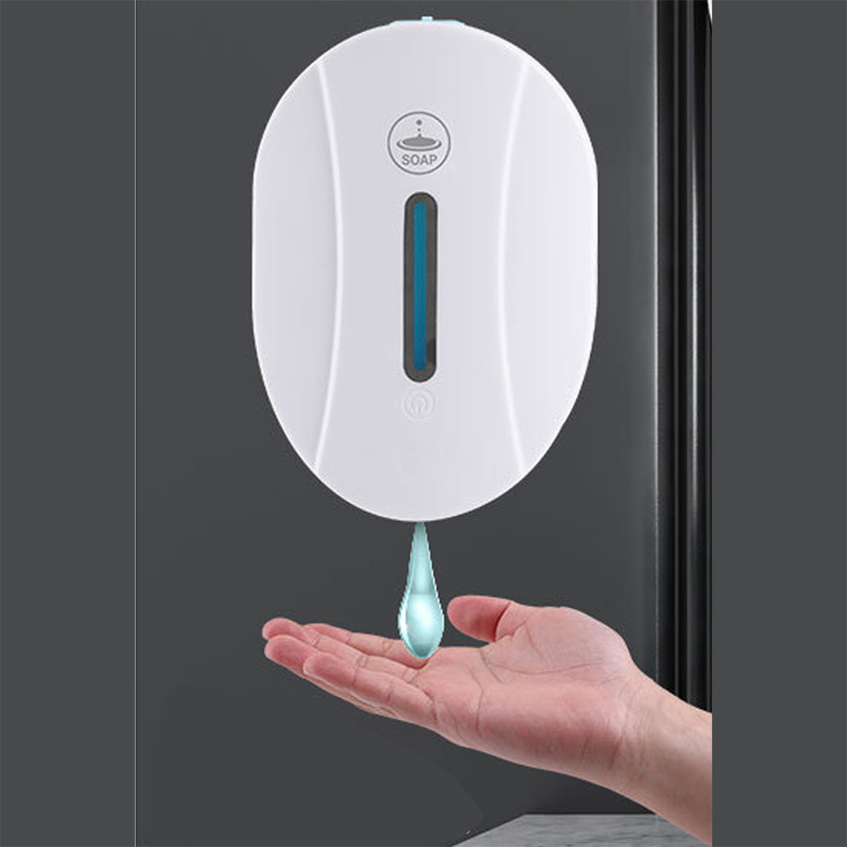 Ein weißer, oval geformter automatischer Seifenspender mit einer Hand darunter.