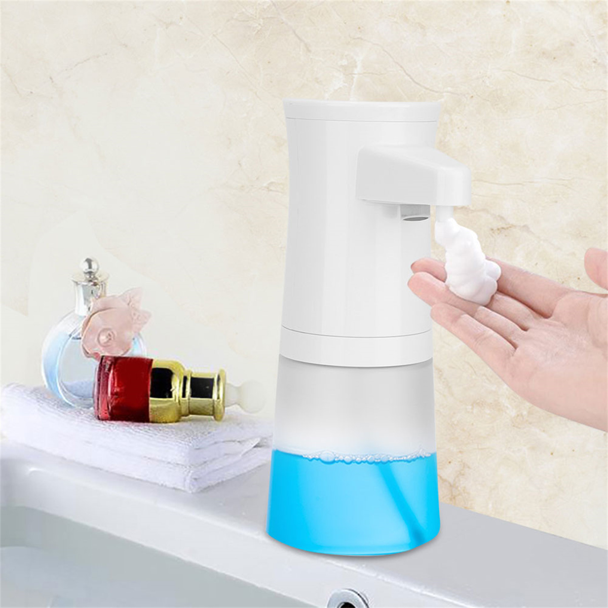 Ein weißer automatischer Schaumseifenspender, der Schaum in eine Hand abgibt, blaue Flüssigkeit sichtbar.