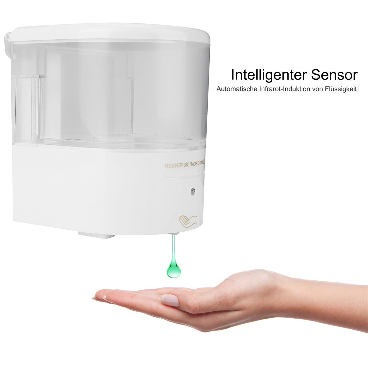 Weißer automatischer Seifenspender mit grüner Flüssigkeit, die in eine Hand abgegeben wird. Der Spender steht vor weißem Hintergrund.
