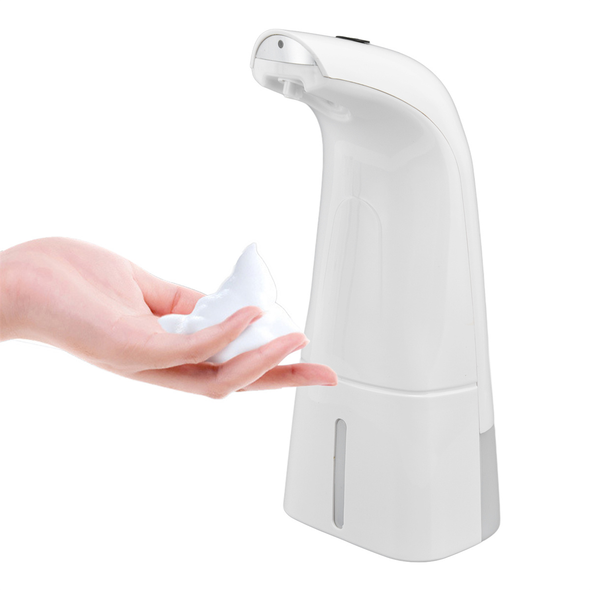 Ein weißer automatischer Seifenspender, der Schaum in eine Hand abgibt.