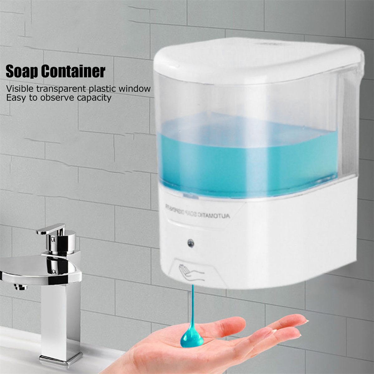 Ein weißer Seifenspender mit blauer Seife, die in eine Hand abgegeben wird. Links ein Wasserhahn.