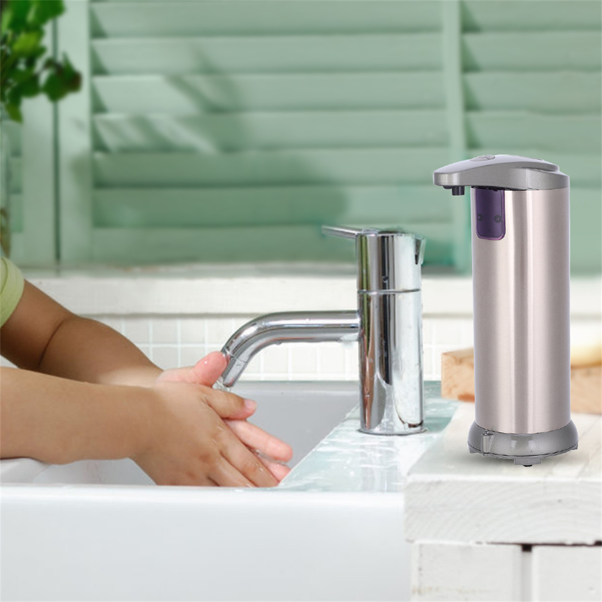 Eine Person wäscht sich die Hände an einem Waschbecken. Ein automatischer Seifenspender steht auf der Arbeitsplatte.