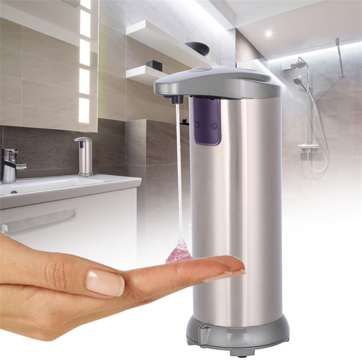 Silberner, automatischer Seifenspender. Eine Hand befindet sich unter dem Spender.
