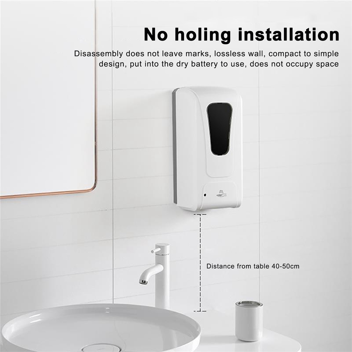 Weißer automatischer Seifenspender an einer Wand. Ein Waschbecken und Spiegel sind im Hintergrund. Der Spender ist weiß.