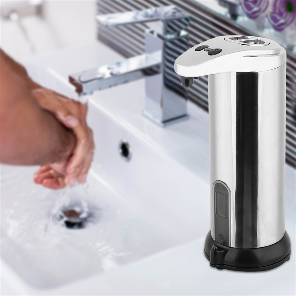Automatischer Seifenspender mit Person, die sich die Hände wäscht, glänzende Chrom- und schwarze Details.