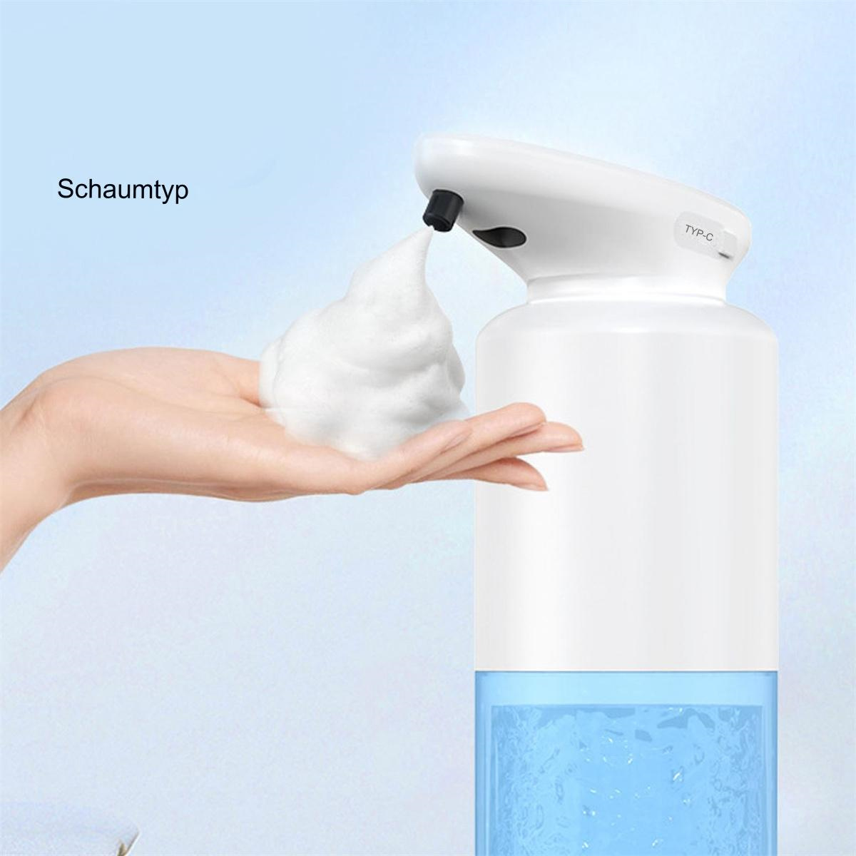 Ein weißer automatischer Seifenspender gibt Schaumseife in eine Hand ab.