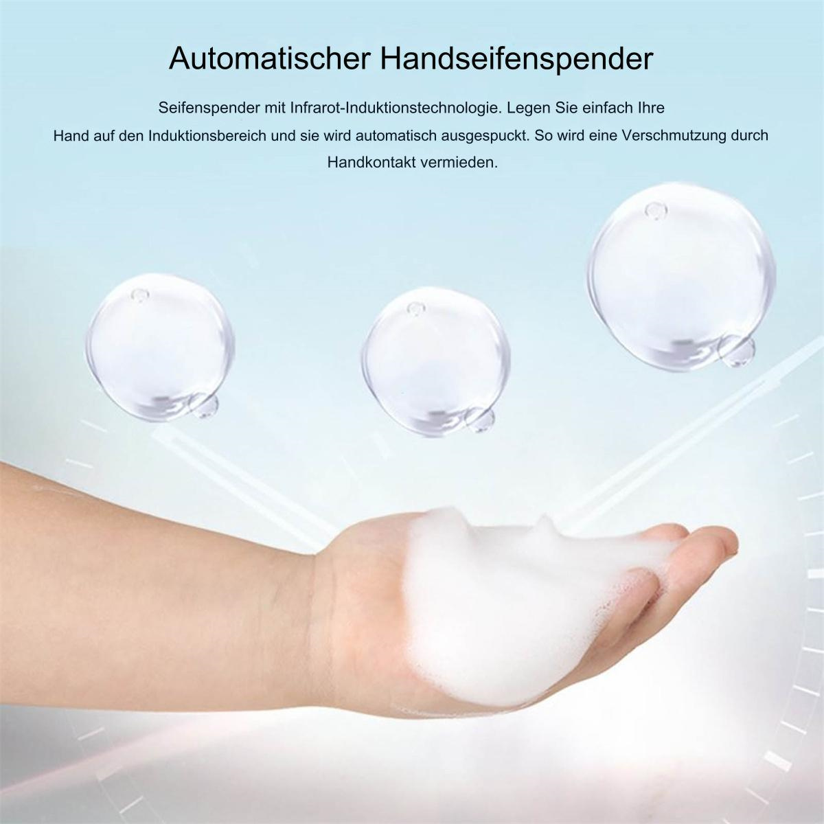 Die Hand einer Person vor drei Blasen und Schaum.