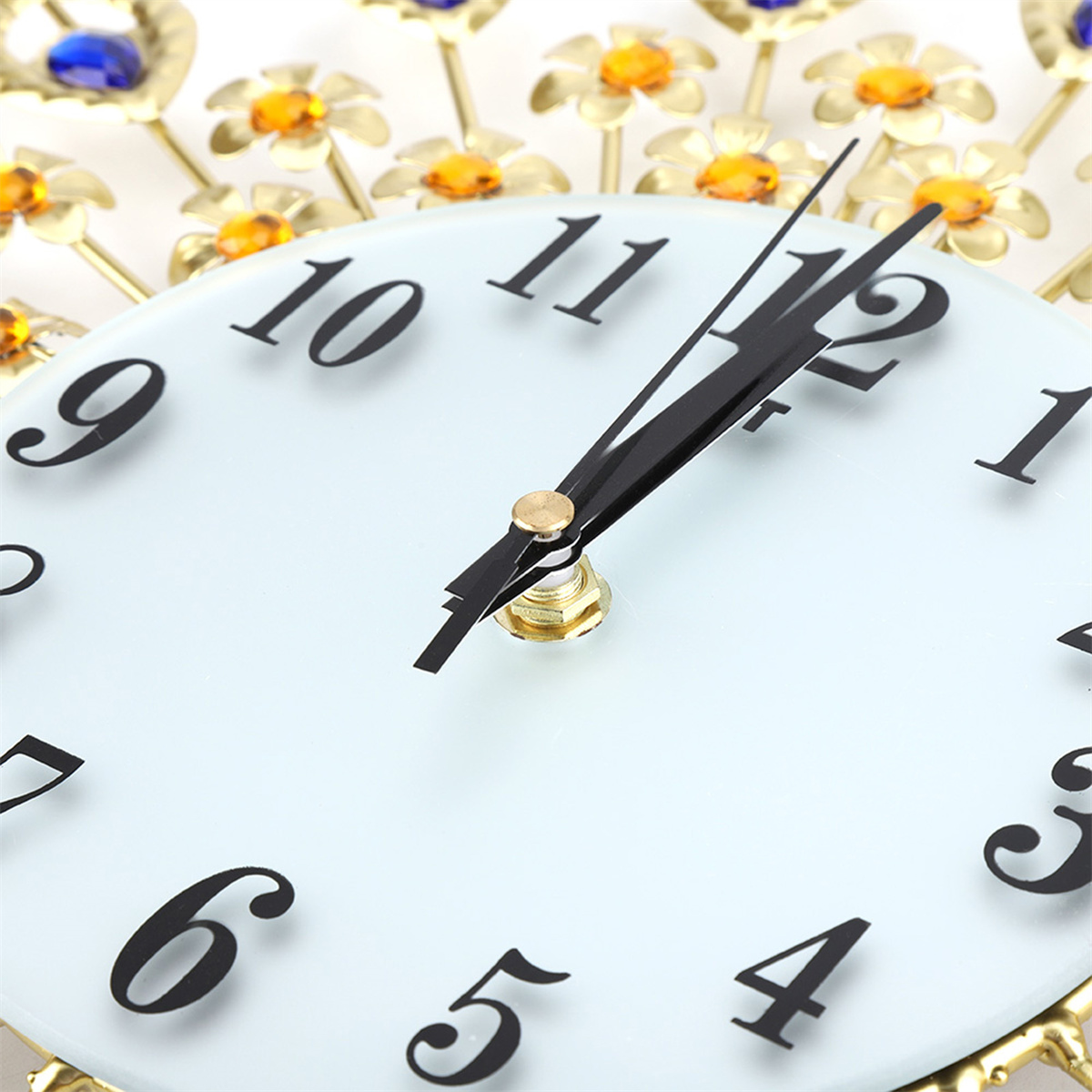 Uhr mit weißem Zifferblatt, schwarzen Zahlen und goldenen Akzenten, die die Zeit anzeigt.