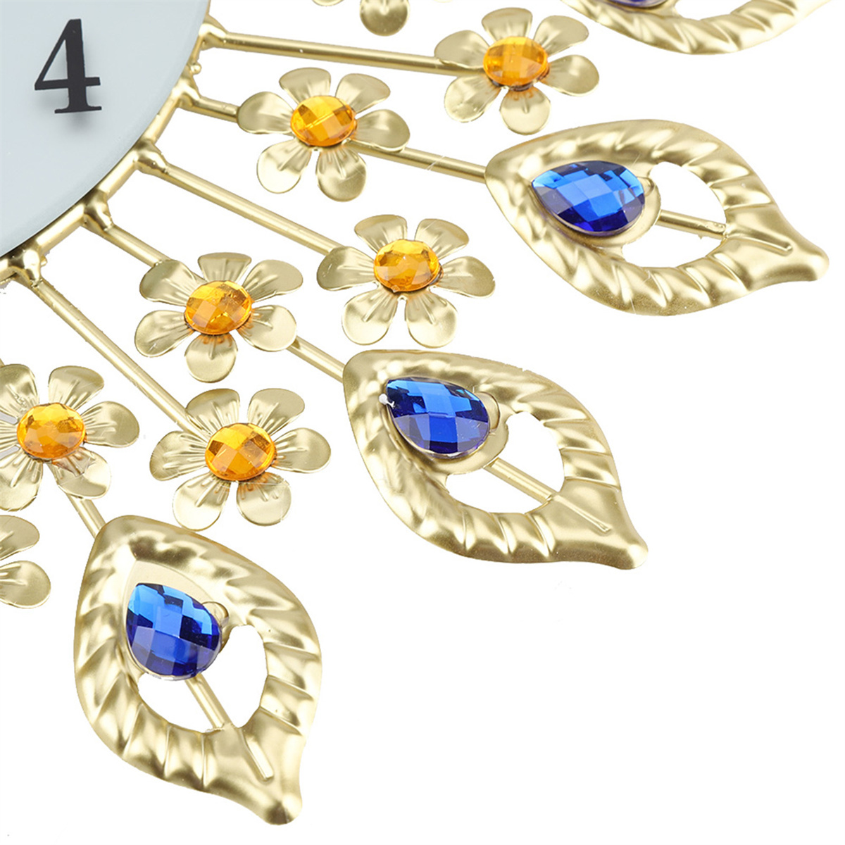 Goldfarbene Uhr mit floralen und Schmuckverzierungen.