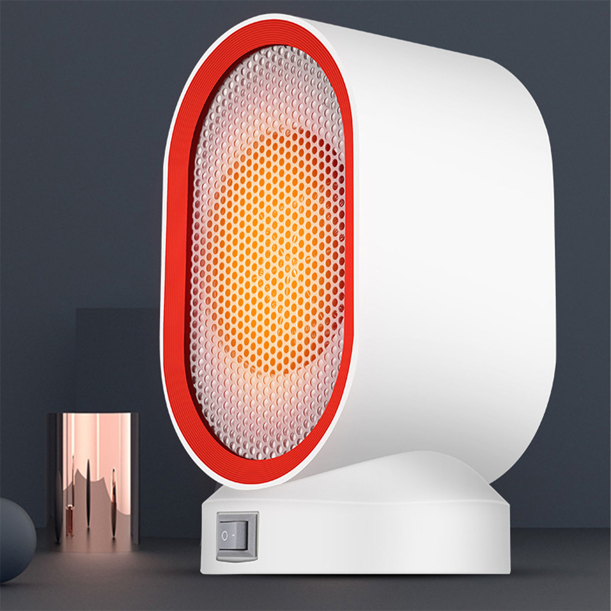 Weiß-roter Elektroheizer mit leuchtend orangefarbenem Innenraum. Unten ein Schalter.