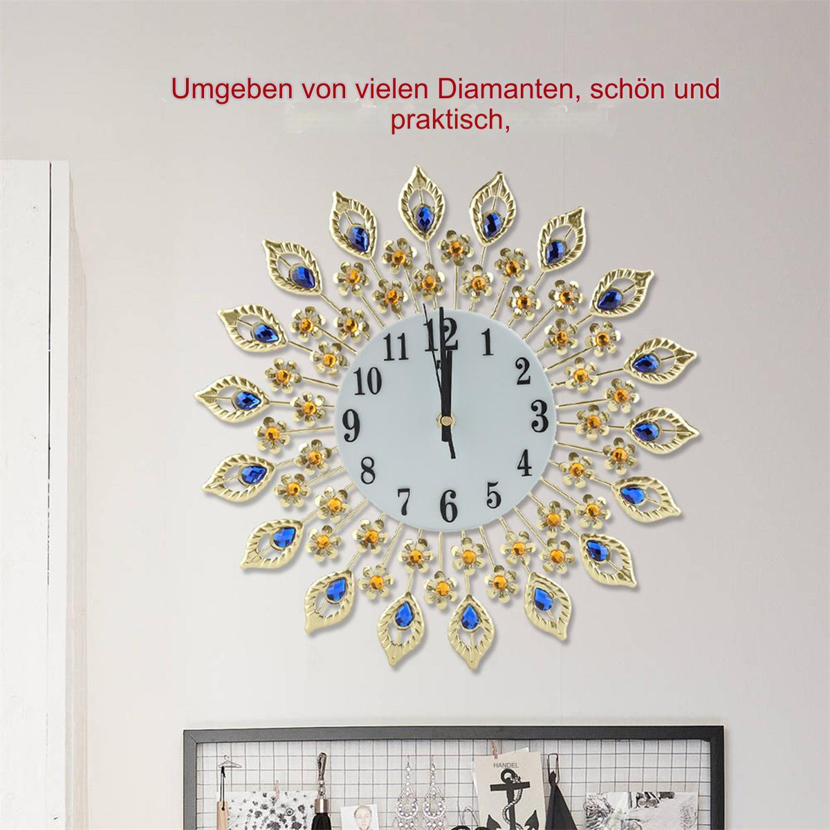 Eine dekorative Wanduhr mit weißem Zifferblatt, goldfarbenem Zierrat und blauen und orangefarbenen Kristallakzenten.