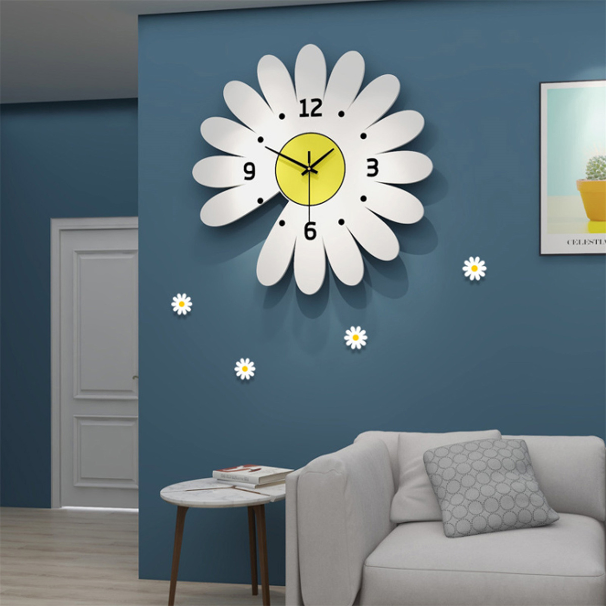 Weiße Gänseblümchenuhr an einer blauen Wand. Es gibt ein weißes Sofa und andere Blumen.