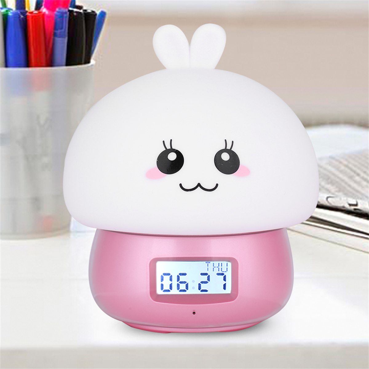Ein rosa-weißes, hasenförmiges Nachtlicht mit einer Digitaluhr, die die Uhrzeit anzeigt.