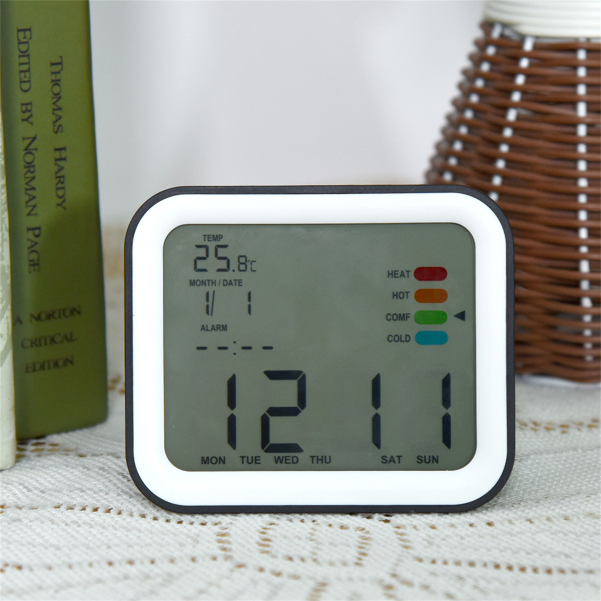Digitaler Wecker. Zeigt Uhrzeit, Datum und Temperatur an. Hat Wärme-, Heiß-, Komfort- und Kälteanzeigen.