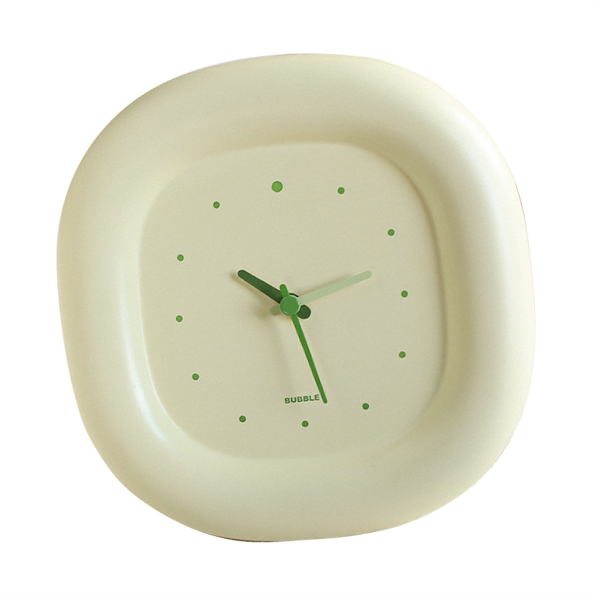 Eine beige, runde Uhr mit grünen Punkten und Zeigern auf einer weißen Oberfläche.