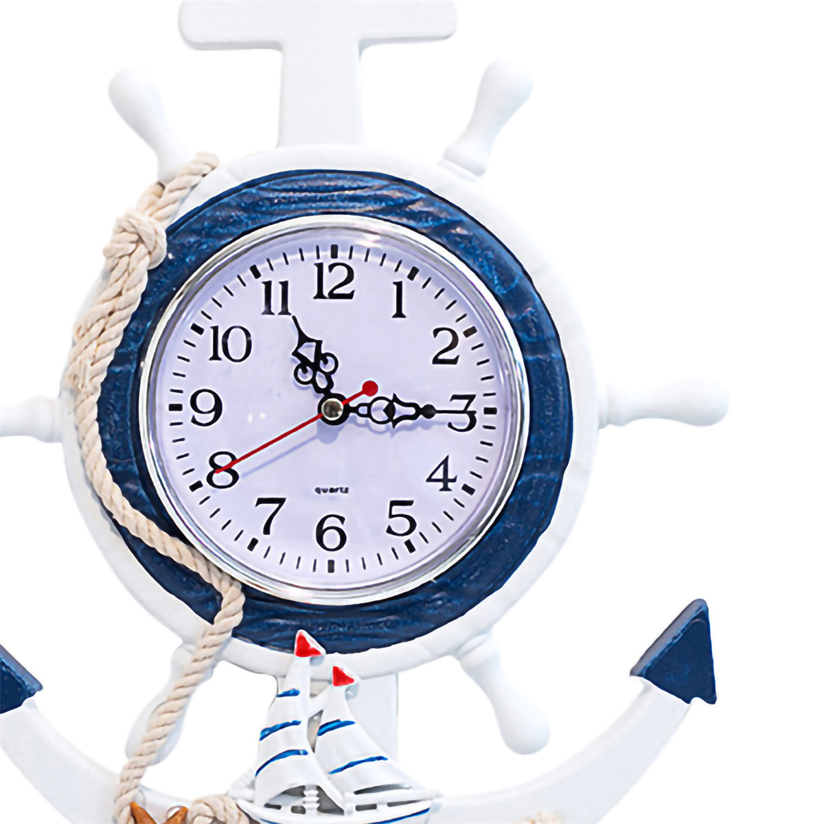 Eine Uhr im nautischen Stil, weiß mit blauen Akzenten, in Form eines Schiffsrads und eines Ankers. Ein Seil umwickelt die Uhr.