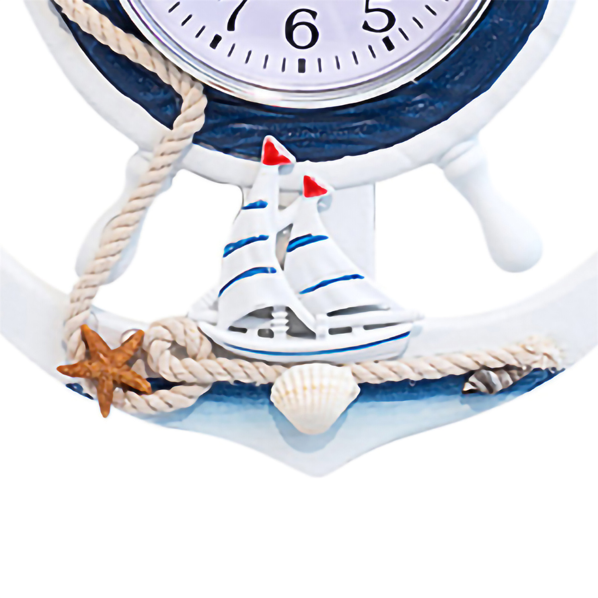 Weiß-blaue nautische Uhr mit Schiff und Seestern-Dekoration.