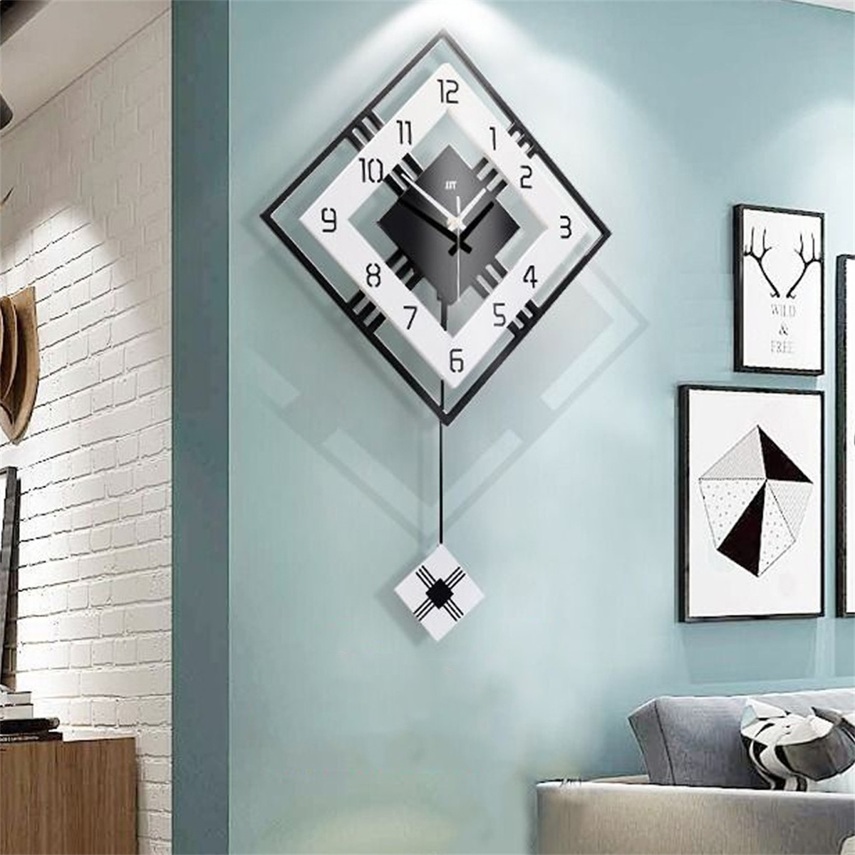 Moderne rautenförmige Uhr hängt an teal Wand. Gerahmte Bilder im Hintergrund.