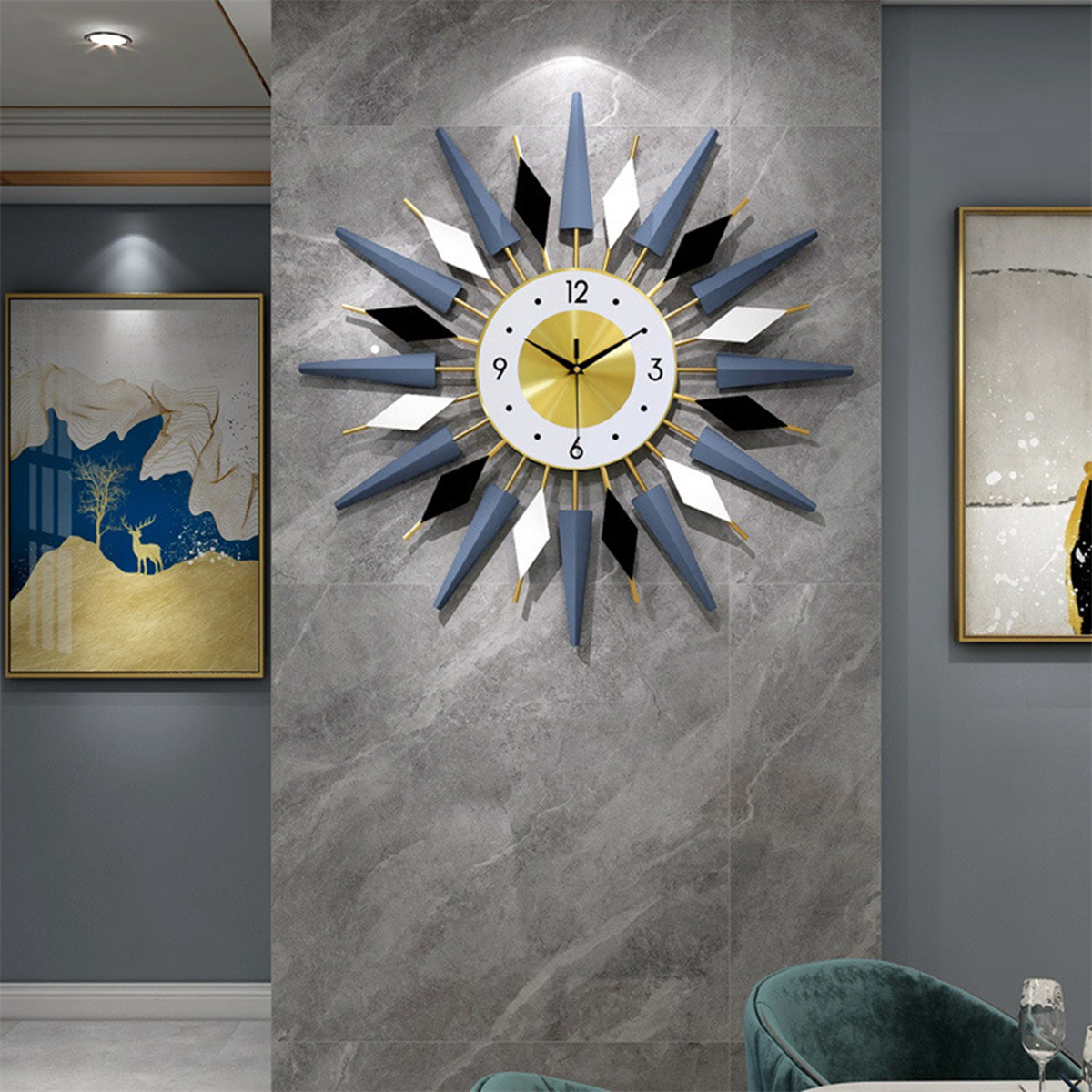 Wanduhr mit goldgerahmtem Zifferblatt und sternförmigem Design in Blau, Schwarz und Weiß an grauer Wand.