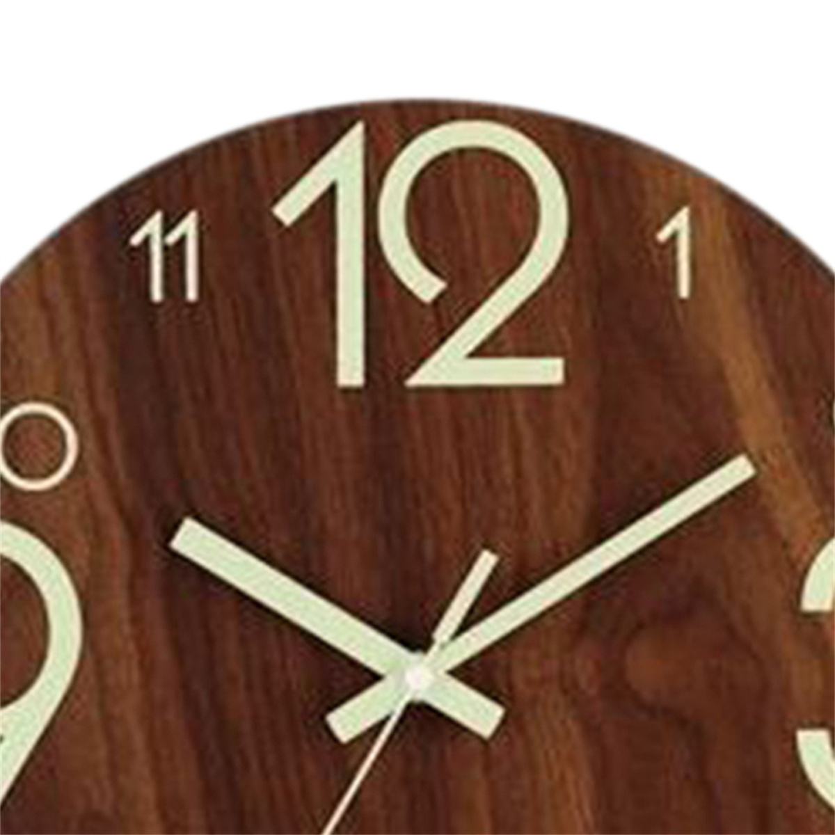Nahaufnahme eines Holz-Zifferblatts mit großen, leuchtend grünen Ziffern und Zeigern, die auf 12:00 Uhr zeigen.